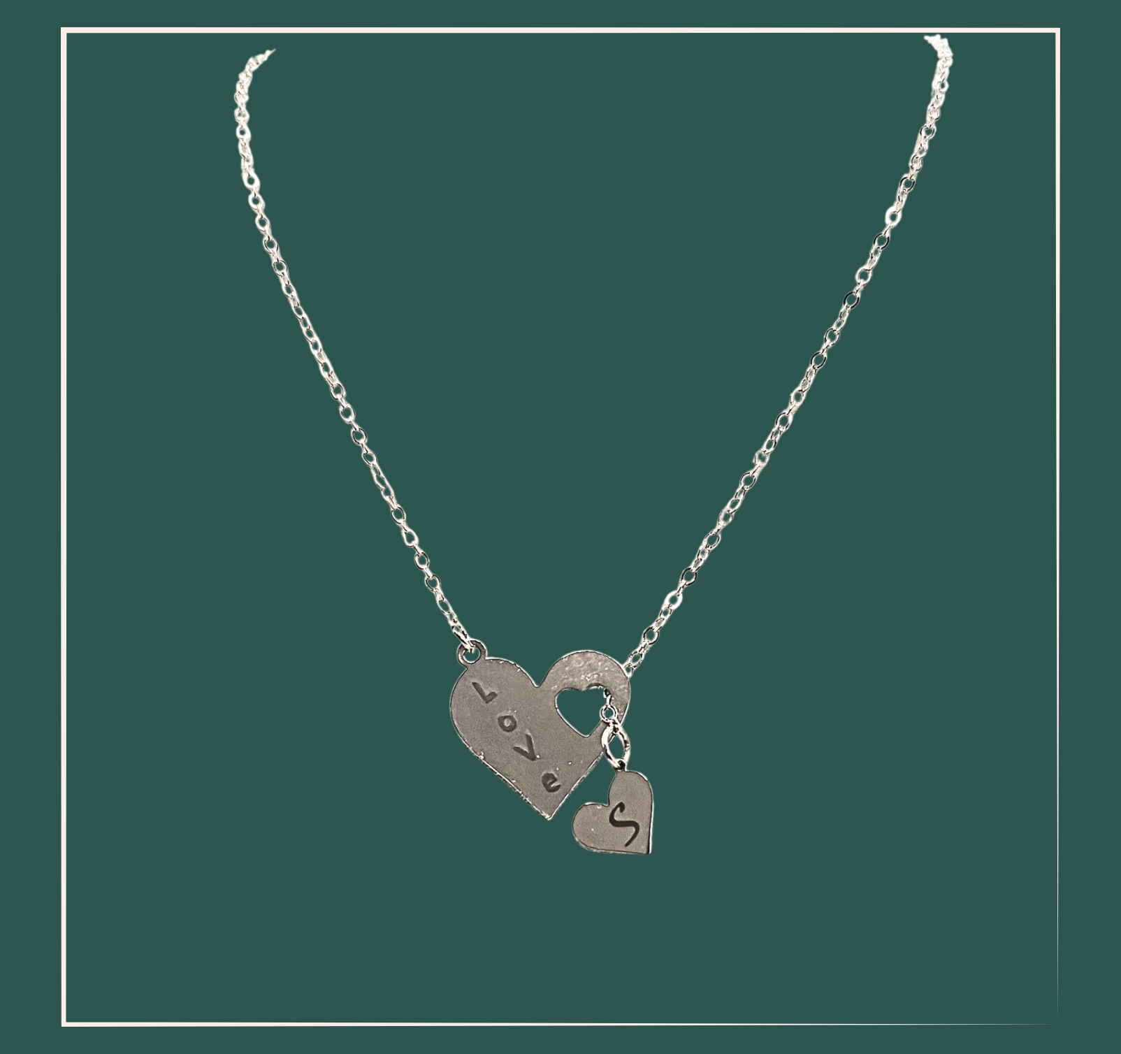 Collier deux cœurs personnalisable - acier inoxydable  Ce collier deux cœurs est personnalisable avec un grand cœur pour montrer votre amour et un petit cœur pour une initiale. Exprimez vos sentiments avec élégance grâce à ce collier unique. Fabriqué avec soin pour durer dans le temps. Existe en collier argent fantaisie ou en collier doré fantaisie qui se marieront avec tous les styles. Le collier personnalisé acier inoxydable est le cadeau idéal pour faire plaisir à celle qui vous est si precieuse.