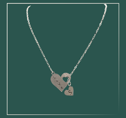 Collier deux cœurs personnalisable - acier inoxydable  Ce collier deux cœurs est personnalisable avec un grand cœur pour montrer votre amour et un petit cœur pour une initiale. Exprimez vos sentiments avec élégance grâce à ce collier unique. Fabriqué avec soin pour durer dans le temps. Existe en collier argent fantaisie ou en collier doré fantaisie qui se marieront avec tous les styles. Le collier personnalisé acier inoxydable est le cadeau idéal pour faire plaisir à celle qui vous est si precieuse.