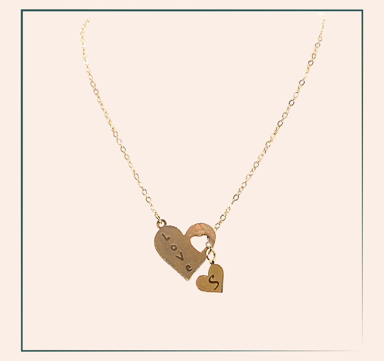 Collier deux cœurs personnalisable - acier inoxydable  Ce collier deux cœurs est personnalisable avec un grand cœur pour montrer votre amour et un petit cœur pour une initiale. Exprimez vos sentiments avec élégance grâce à ce collier unique. Fabriqué avec soin pour durer dans le temps. Existe en collier argent fantaisie ou en collier doré fantaisie qui se marieront avec tous les styles. Le collier personnalisé acier inoxydable est le cadeau idéal pour faire plaisir à celle qui vous est si precieuse.