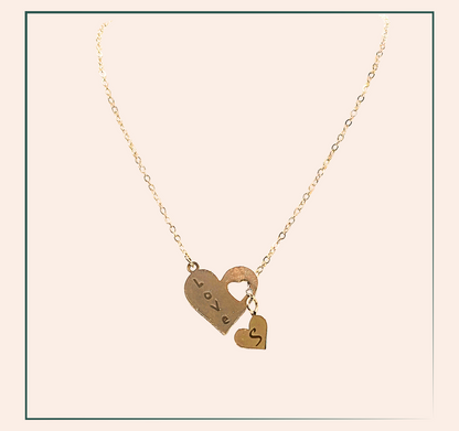 Collier deux cœurs personnalisable - acier inoxydable  Ce collier deux cœurs est personnalisable avec un grand cœur pour montrer votre amour et un petit cœur pour une initiale. Exprimez vos sentiments avec élégance grâce à ce collier unique. Fabriqué avec soin pour durer dans le temps. Existe en collier argent fantaisie ou en collier doré fantaisie qui se marieront avec tous les styles. Le collier personnalisé acier inoxydable est le cadeau idéal pour faire plaisir à celle qui vous est si precieuse.