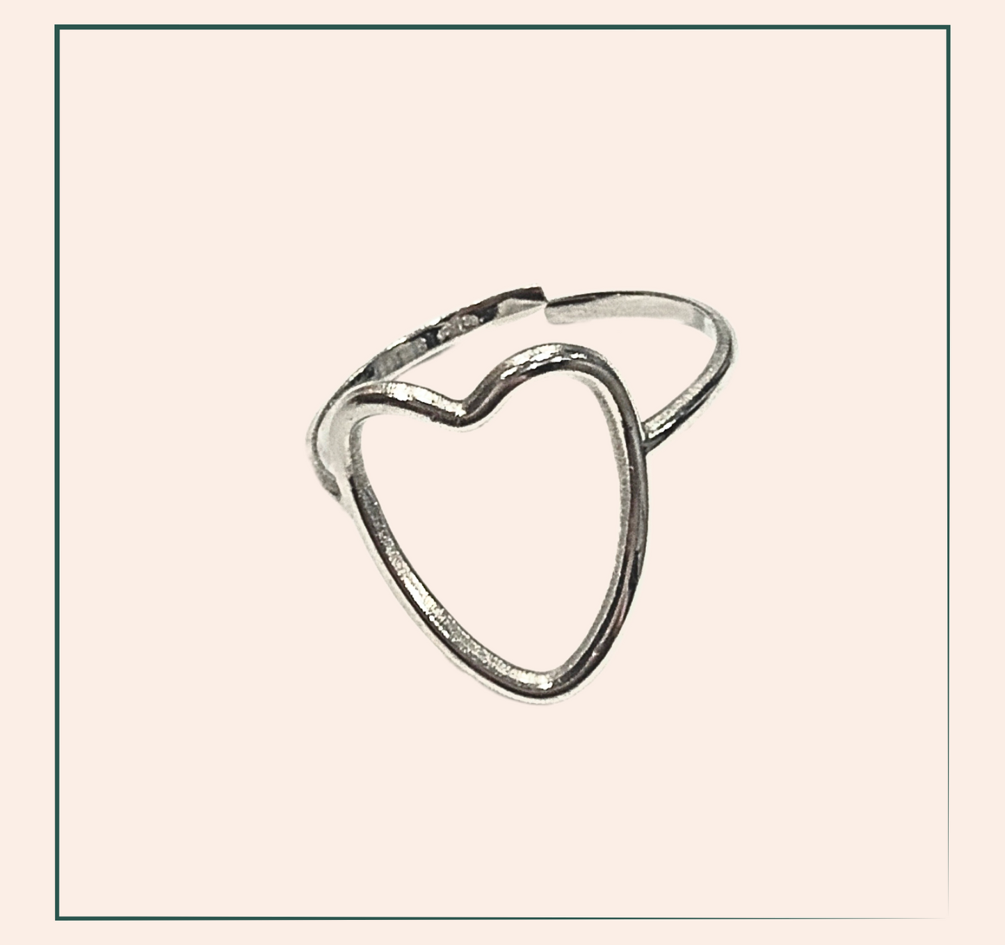 Bague Valentina - acier inoxydable  Découvrez la beauté intemporelle de la Bague Valentina en acier inoxydable ajustable. Avec sa charmante forme de cœur, cette bague allie élégance et durabilité. Parfaite pour toutes les occasions, elle ajoutera une touche de sophistication à votre tenue.