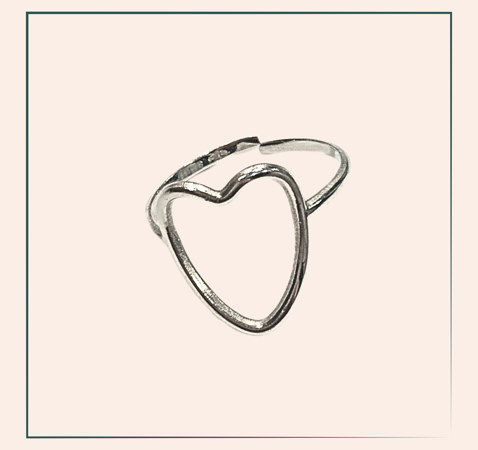 Bague Valentina - acier inoxydable  Découvrez la beauté intemporelle de la Bague Valentina en acier inoxydable ajustable. Avec sa charmante forme de cœur, cette bague allie élégance et durabilité. Parfaite pour toutes les occasions, elle ajoutera une touche de sophistication à votre tenue.