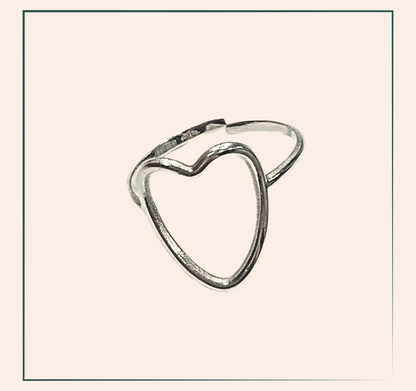 Bague Valentina - acier inoxydable  Découvrez la beauté intemporelle de la Bague Valentina en acier inoxydable ajustable. Avec sa charmante forme de cœur, cette bague allie élégance et durabilité. Parfaite pour toutes les occasions, elle ajoutera une touche de sophistication à votre tenue.