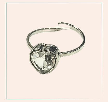 Bague Julia - acier inoxydable  La bague Julia est non seulement élégante avec son strass incurvé, mais également de haute qualité grâce à son acier inoxydable. Ajustable pour un ajustement parfait, cette bague ajoutera une touche de glamour à toute tenue.