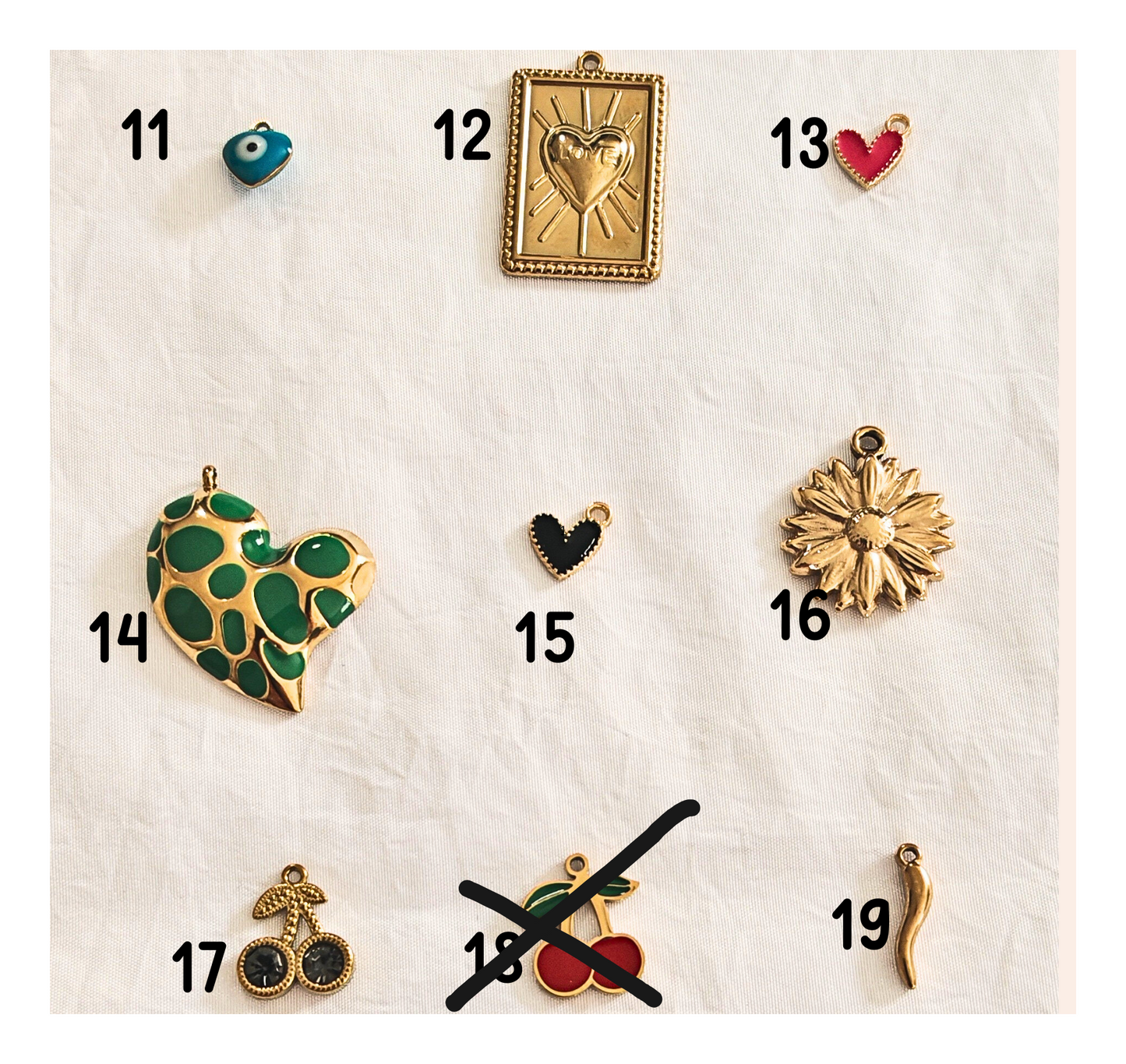 Bijoux charms à  personnalisé - acier inoxydable  Ajoutez une touche personnelle à votre style avec nos bijoux charms à personnalisé. Fabriqués en acier inoxydable, ces charms sont parfaits pour personnaliser votre collier ou votre bracelet. Choisissez les symboles qui vous représentent et exprimez-vous avec élégance grâce à nos charmes de qualité. 3 tarifs : Collier et ou bracelet de 1 à 3 charms 15 euros Collier ou bracelet avec 3 à 5 charms 20 euros Collier ou bracelet avec plus de 5 charms 25 euros