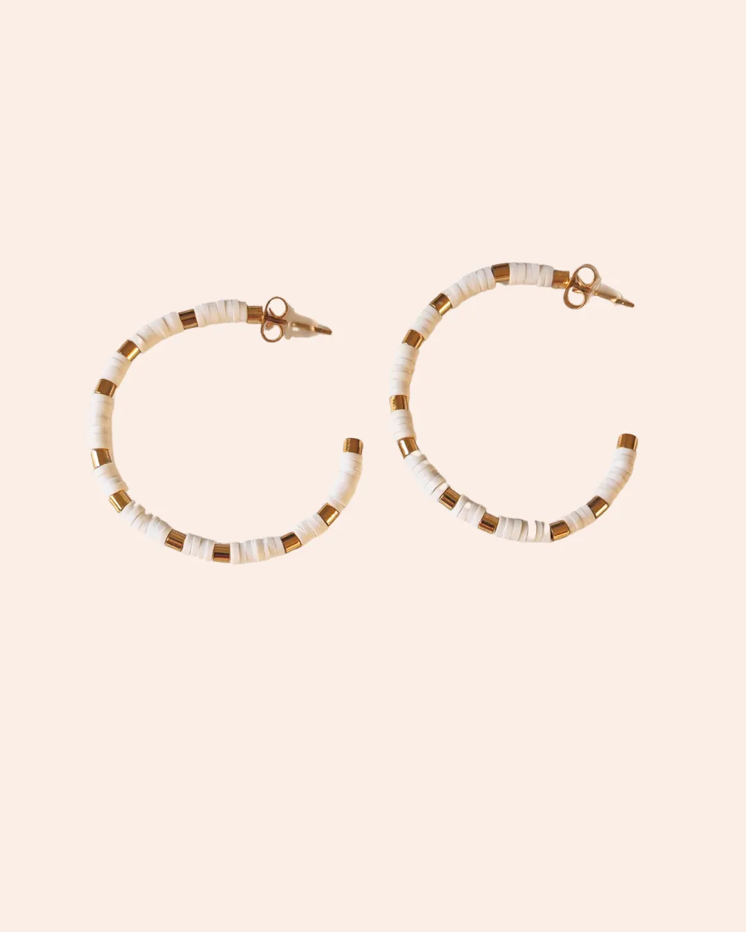 Les boucles d’oreilles créoles noires et dorées allient modernité et raffinement. Leur design audacieux et chic en fait un accessoire indispensable pour rehausser toutes vos tenues, du look casual au plus habillé.