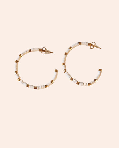 Les boucles d’oreilles créoles noires et dorées allient modernité et raffinement. Leur design audacieux et chic en fait un accessoire indispensable pour rehausser toutes vos tenues, du look casual au plus habillé.