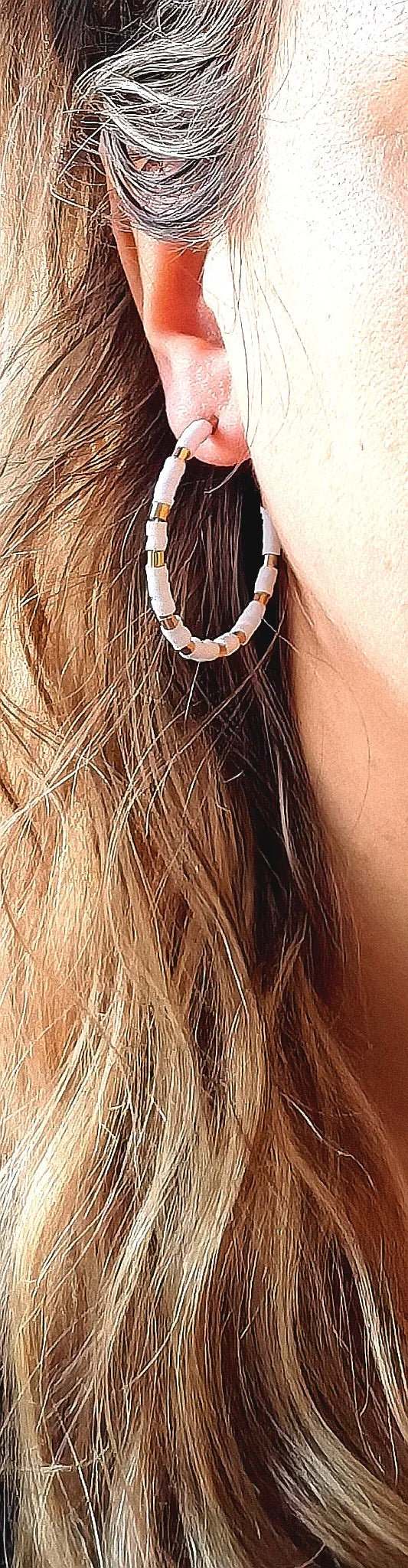 Les boucles d’oreilles créoles noires et dorées allient modernité et raffinement. Leur design audacieux et chic en fait un accessoire indispensable pour rehausser toutes vos tenues, du look casual au plus habillé.