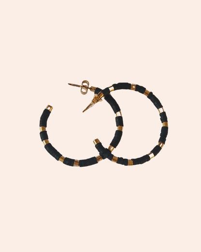 Les boucles d’oreilles créoles noires et dorées allient modernité et raffinement. Leur design audacieux et chic en fait un accessoire indispensable pour rehausser toutes vos tenues, du look casual au plus habillé.