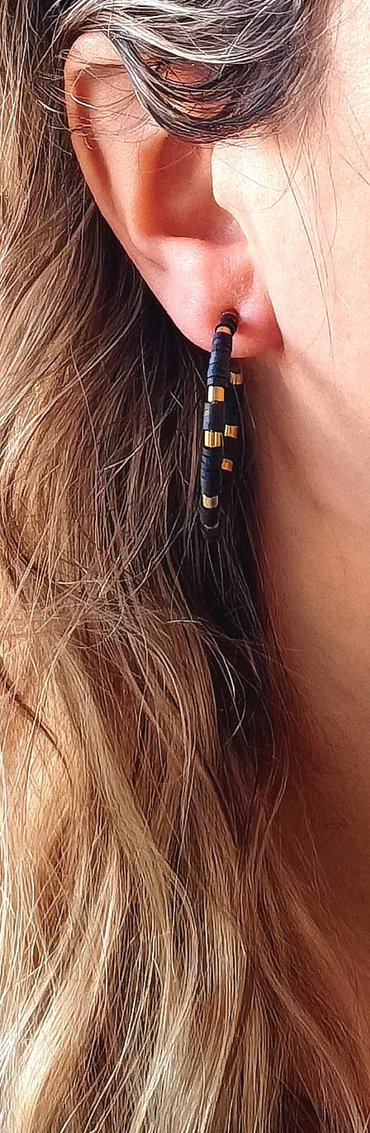 Les boucles d’oreilles créoles noires et dorées allient modernité et raffinement. Leur design audacieux et chic en fait un accessoire indispensable pour rehausser toutes vos tenues, du look casual au plus habillé.