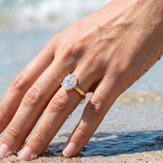 Bague Solitaire Dorée portée
