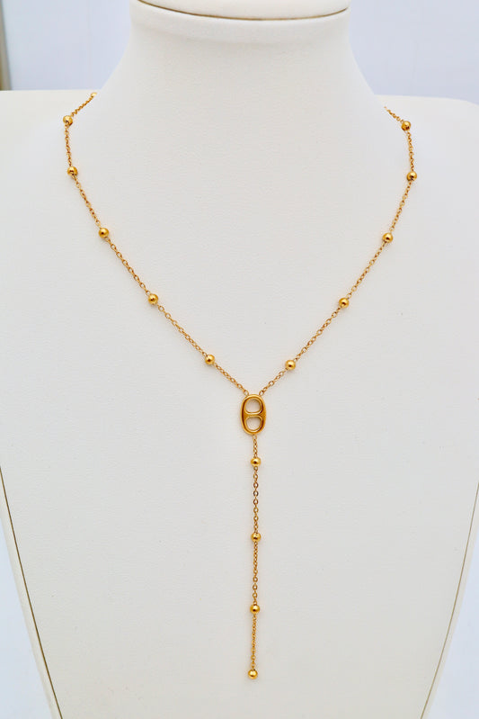 Collier Y languette doré porté sur buste