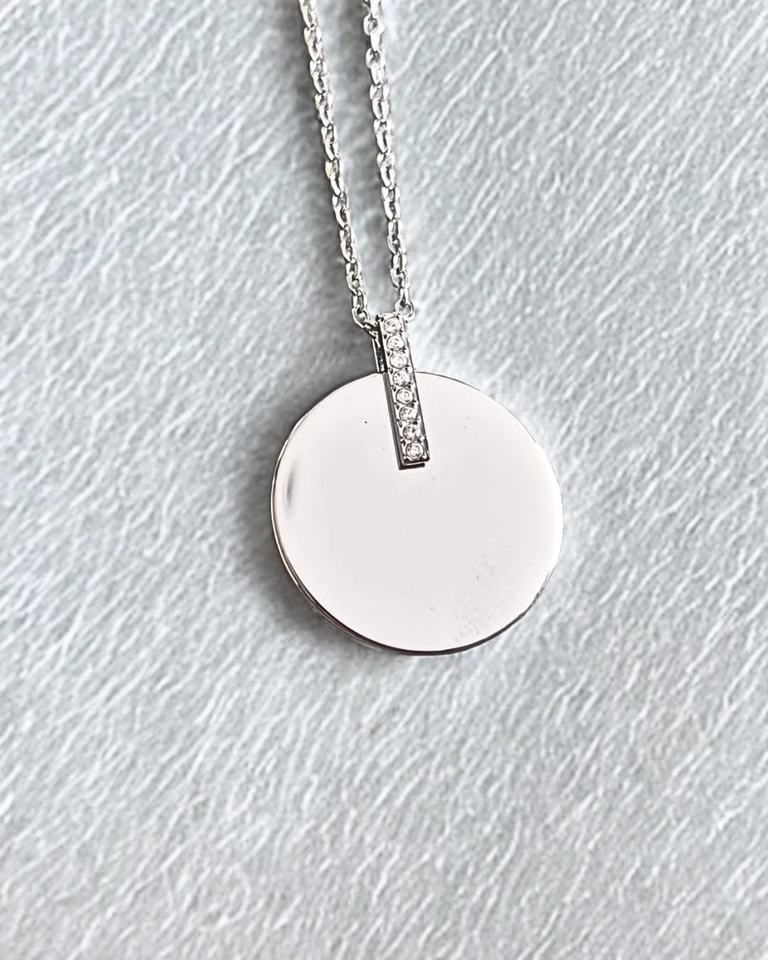 Collier médaillon doré à strass en acier inoxydable – bijou personnalisable élégant et résistant à l'eau.