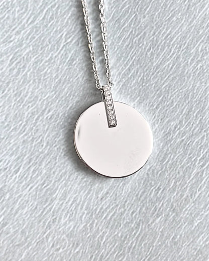 Collier médaillon doré à strass en acier inoxydable – bijou personnalisable élégant et résistant à l'eau.