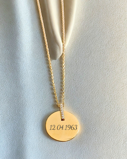 Collier médaillon doré à strass en acier inoxydable – bijou personnalisable élégant et résistant à l'eau.