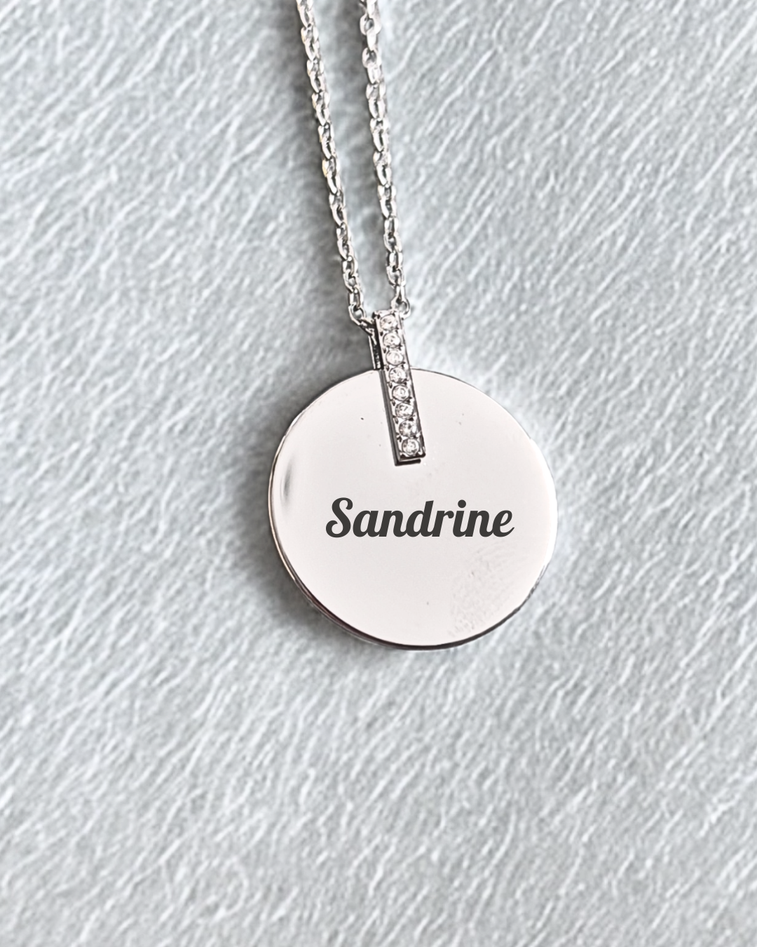 Collier médaillon doré à strass en acier inoxydable – bijou personnalisable élégant et résistant à l'eau.