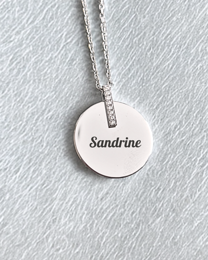 Collier médaillon doré à strass en acier inoxydable – bijou personnalisable élégant et résistant à l'eau.