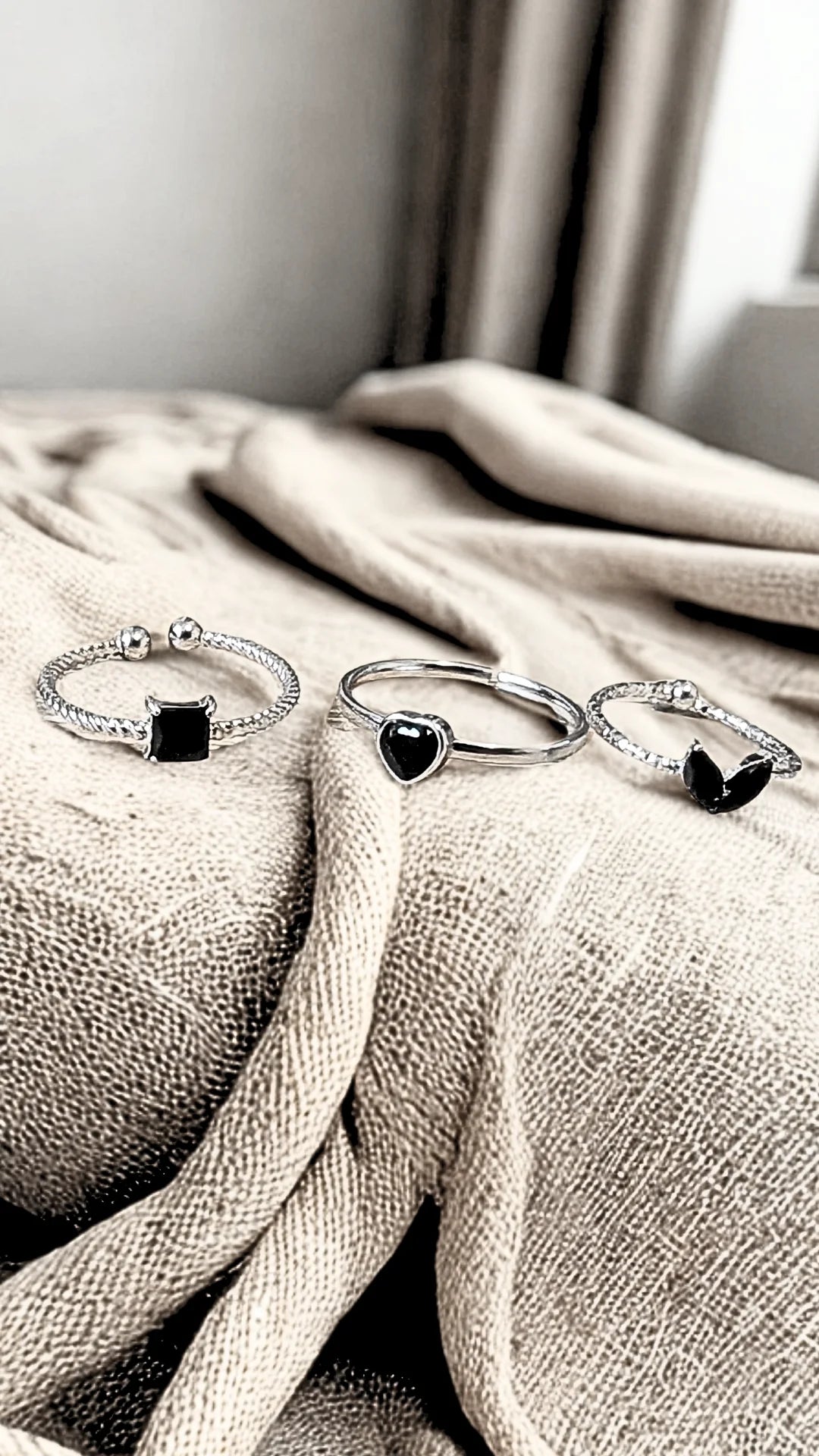 Set de 3 bagues en acier inoxydable argenté ornées de pierres noires. Élégantes, résistantes à l’eau et hypoallergéniques, à porter seules ou en stacking tendance.