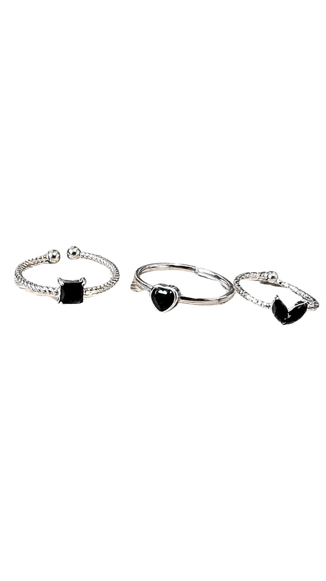 Set de 3 bagues en acier inoxydable argenté ornées de pierres noires. Élégantes, résistantes à l’eau et hypoallergéniques, à porter seules ou en stacking tendance.