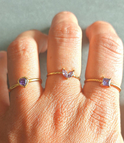 Set de 3 bagues en acier inoxydable doré avec pierres violettes. À porter seules ou superposées, résistantes à l’eau et hypoallergéniques, élégantes et tendance.