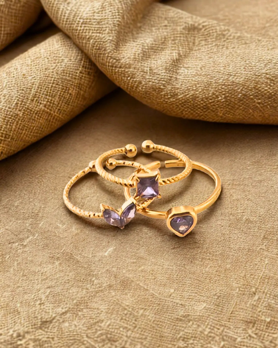 Set de 3 bagues en acier inoxydable doré avec pierres violettes. À porter seules ou superposées, résistantes à l’eau et hypoallergéniques, élégantes et tendance.