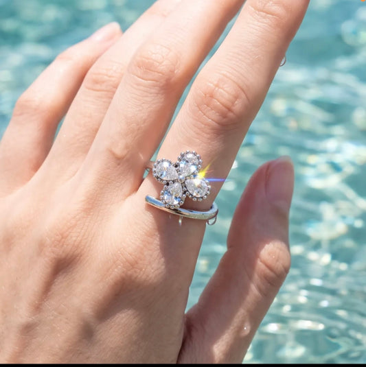 Bague argentée en acier inoxydable avec fleur sertie de strass