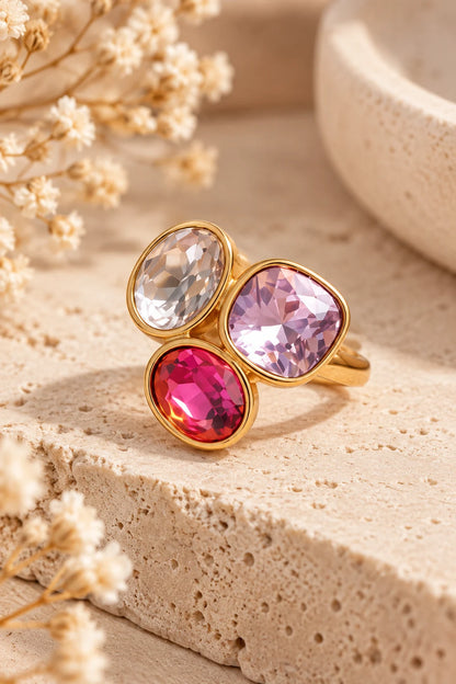 Bague dorée à trois pierres facettées rose lilas fuchsia et transparente