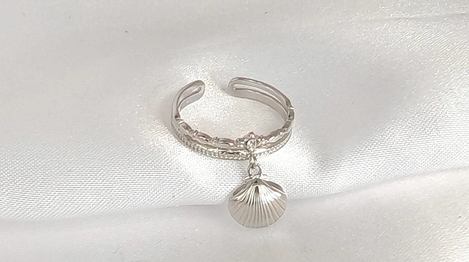 ne bague estivale aux pampilles coquillage et strass ✨
Embarquez pour un voyage au bord de mer avec notre bague coquillage à pampilles et strass, une pièce délicate et solaire qui capture toute la magie de l’été. Ses petites pampilles en forme de coquillage dansent au rythme de vos gestes, tandis que le strass scintillant capte la lumière pour une touche de brillance subtile.

Conçue en acier inoxydable, cette bague est waterproof, hypoallergénique et résistante à l’usure.