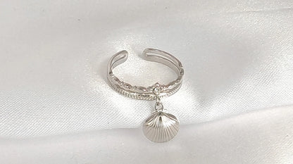 ne bague estivale aux pampilles coquillage et strass ✨
Embarquez pour un voyage au bord de mer avec notre bague coquillage à pampilles et strass, une pièce délicate et solaire qui capture toute la magie de l’été. Ses petites pampilles en forme de coquillage dansent au rythme de vos gestes, tandis que le strass scintillant capte la lumière pour une touche de brillance subtile.

Conçue en acier inoxydable, cette bague est waterproof, hypoallergénique et résistante à l’usure.