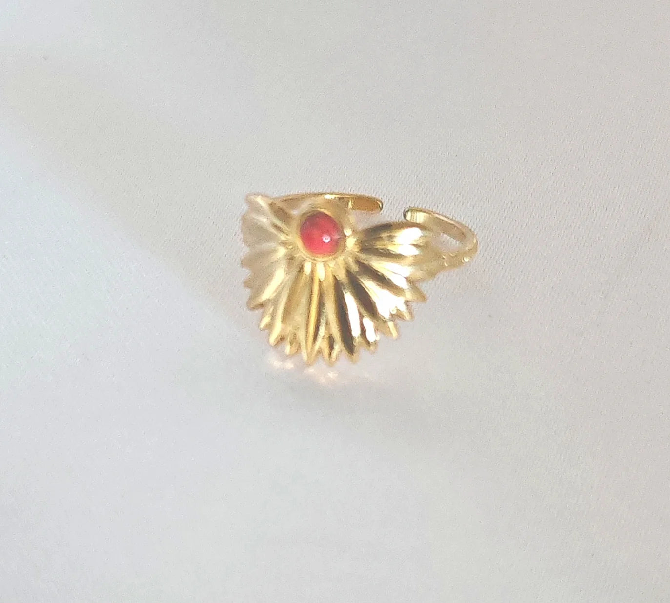 Un design inspiré et poétique

Ce collier en acier inoxydable met en valeur un pendentif en forme d'éventail finement travaillé, accompagné d'une perle rouge éclatante. L'éventail symbolise la légèreté et l'élégance, tandis que la perle rouge ajoute une touche de passion et de force.
Son design unique s'accorde aussi bien avec une tenue minimaliste qu'un look plus habillé.

, hypoallergénique et imperméable , ce bijou allie esthétisme Résistant et durabilité.