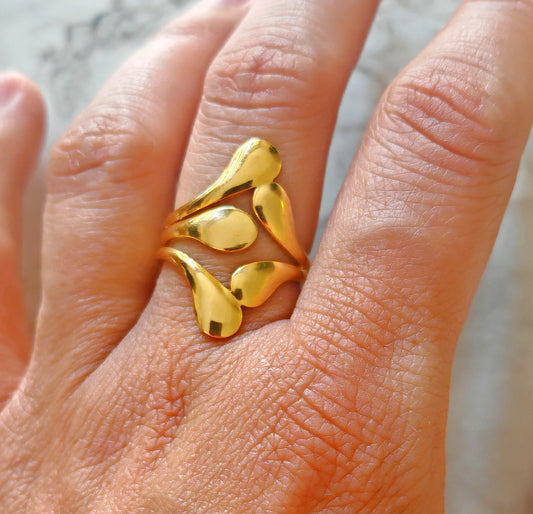 Laissez vos mains raconter une histoire de mouvement et de liberté avec cette bague réglable aux multiples vagues, un bijou qui capte la lumière et l'attention à chaque geste. Inspirée par les courbes naturelles de l'océan, elle incarne l'élégance fluide et le style audacieux.

Cette bague réglable s'adapte parfaitement à votre doigt grâce à son design flexible, offrant un confort optimal sans nuire au style. Les vagues entrelacées créent un effet graphique et moderne, rappelant la douceur et la puissance d