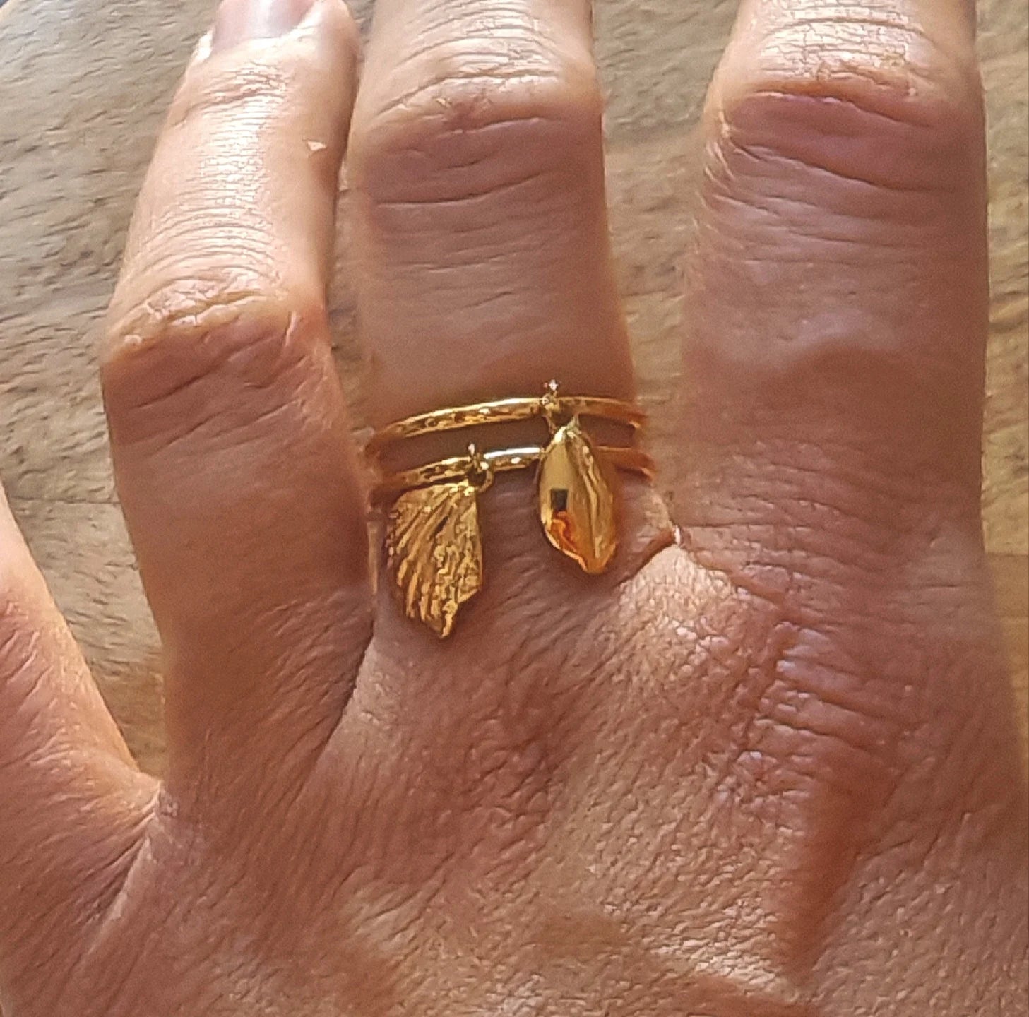 🐚 Un souffle d'évasion au creux de la main

Comme un trésor trouvé au bord de l'eau, cette bague vous murmure des rêves d'ailleurs…

Cette bague ajustable femme coquillage est une invitation au voyage. Avec son motif coquillage finement travaillé et sa structure en acier inoxydable , elle allie le style bohème et durabilité. Légère et ajustable, elle épouse délicatement la forme de votre doigt pour un confort absolu — sans compromis sur l'élégance.
