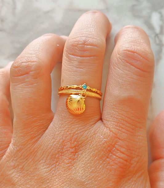 ne bague estivale aux pampilles coquillage et strass ✨
Embarquez pour un voyage au bord de mer avec notre bague coquillage à pampilles et strass, une pièce délicate et solaire qui capture toute la magie de l’été. Ses petites pampilles en forme de coquillage dansent au rythme de vos gestes, tandis que le strass scintillant capte la lumière pour une touche de brillance subtile.

Conçue en acier inoxydable, cette bague est waterproof, hypoallergénique et résistante à l’usure.