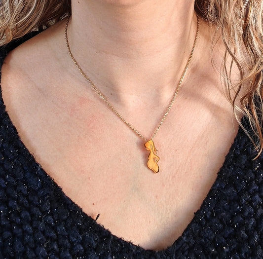 🤰 Un bijou pour honorer la vie qui grandit

Porter la vie est un miracle. Ce bijou en est le reflet, tendre, précieux, inoubliable.

Ce bijou futur maman met en lumière la beauté unique de la maternité à venir. Son pendentif finement découpé représente une femme enceinte en pleine sérénité, délicatement encerclée d’un cœur symbole d’amour inconditionnel

À porter tout au long de la grossesse ou à offrir lors d’une baby shower, ce bijou est un cadeau symbolique et réconfortant. Il se marie à merveille avec 
