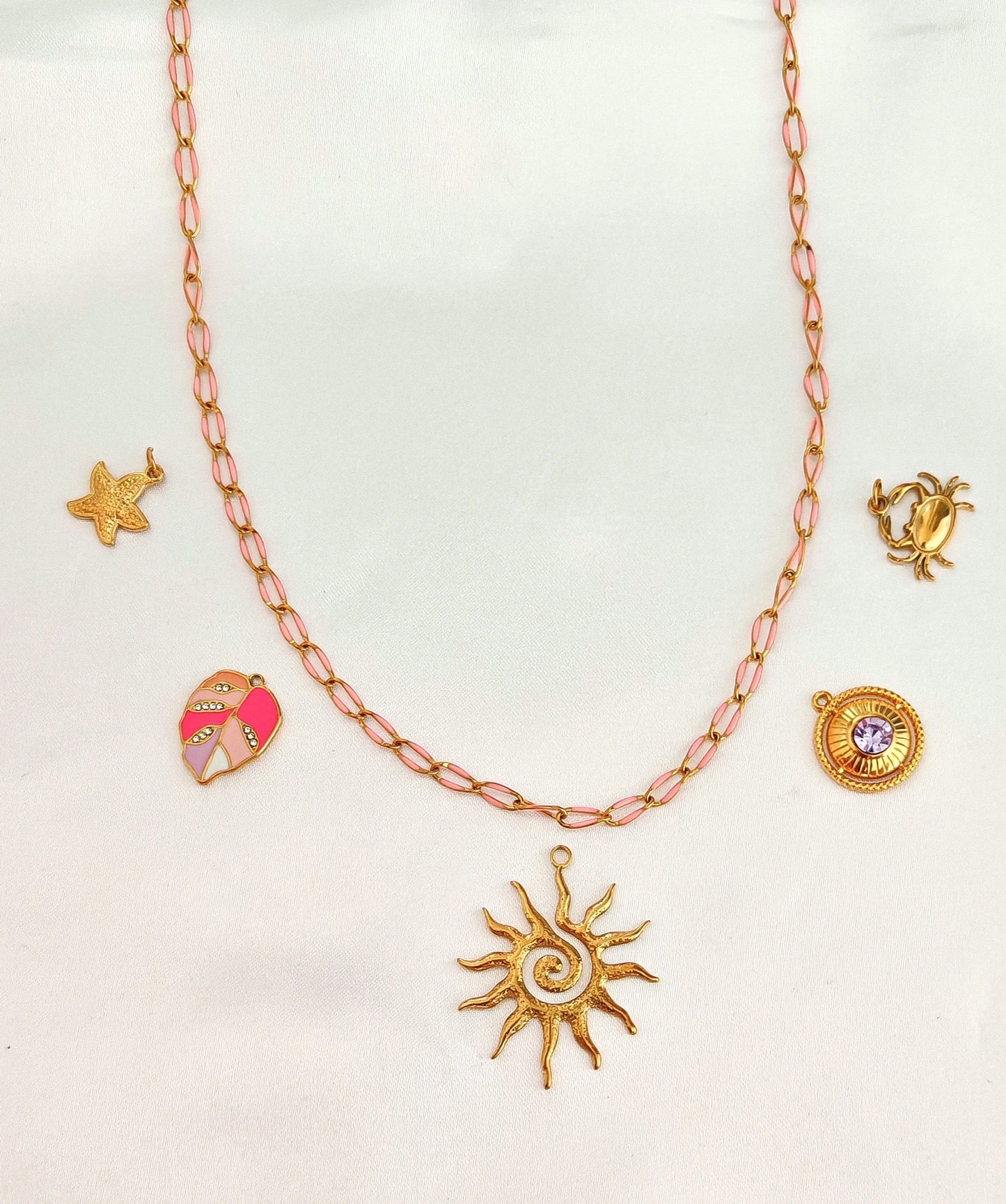 ✨ Créez un bijou qui vous ressemble

Exprimez votre histoire, vos émotions ou vos liens précieux avec ce bijou pendentif personnalisable — un collier unique, façonné selon vos envies.

🔧 Personnalisation sur-mesure

Parce que chaque personne est unique, ce bijou s’adapte entièrement à vous :

Choisissez la taille du collier : court, mi-long ou long, selon votre style et votre confort

Ajoutez le nombre de pampilles que vous souhaitez : une seule initiale ou un bouquet de symboles — chaque pampille représen