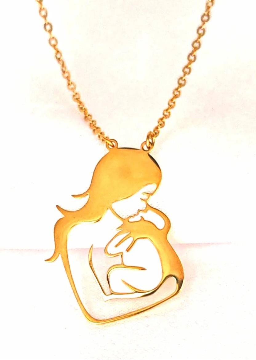 Un instant suspendu, une étreinte douce… ce bijou célèbre l’amour inconditionnel entre une mère et son enfant.

Ce bijou maman bébé en acier inoxydable doré capture toute la puissance d’un câlin maternel. Le pendentif finement découpé représente une maman serrant tendrement son bébé contre elle, entourés d’un cœur symbole de protection. Orné de subtils strass, il brille délicatement à la lumière, pour une présence à la fois discrète et touchante.