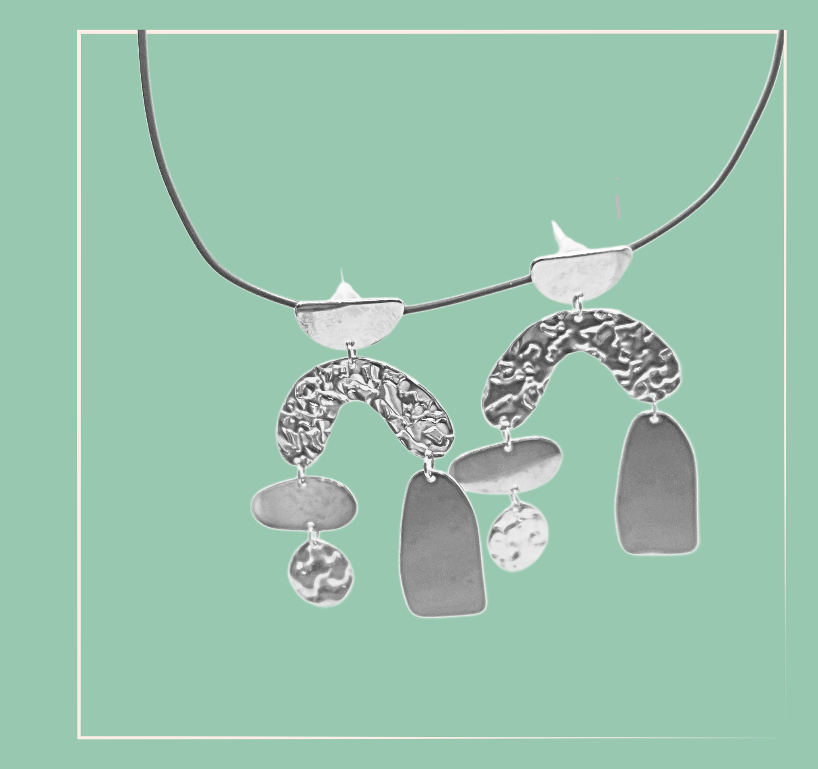 Boucle d'oreille acier inoxydable Melisandre - acier inoxydable  Élégantes et uniques, les boucles d'oreilles acier inoxydable Melisandre en argenté apporteront une touche de style asymétrique à votre look. Conçues avec soin, ces boucles d'oreille offrent un design moderne et audacieux pour vous démarquer. Fabriqués en acier de qualité, ces bijoux sont durables et résistants pour une utilisation à long terme.