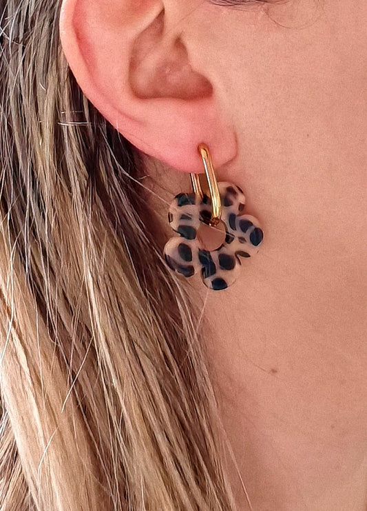 Boucle d'oreille acier inoxydable Justine - acier inoxydable  Parfaite pour toute occasion, la Boucle d'oreille acier inoxydable Justine apportera une touche d'élégance à n'importe quelle tenue. Fabriquée en acier doré, elle comporte une boucle losange et une belle fleur délicate, ajoutant une touche de féminité et de sophistication à votre look.