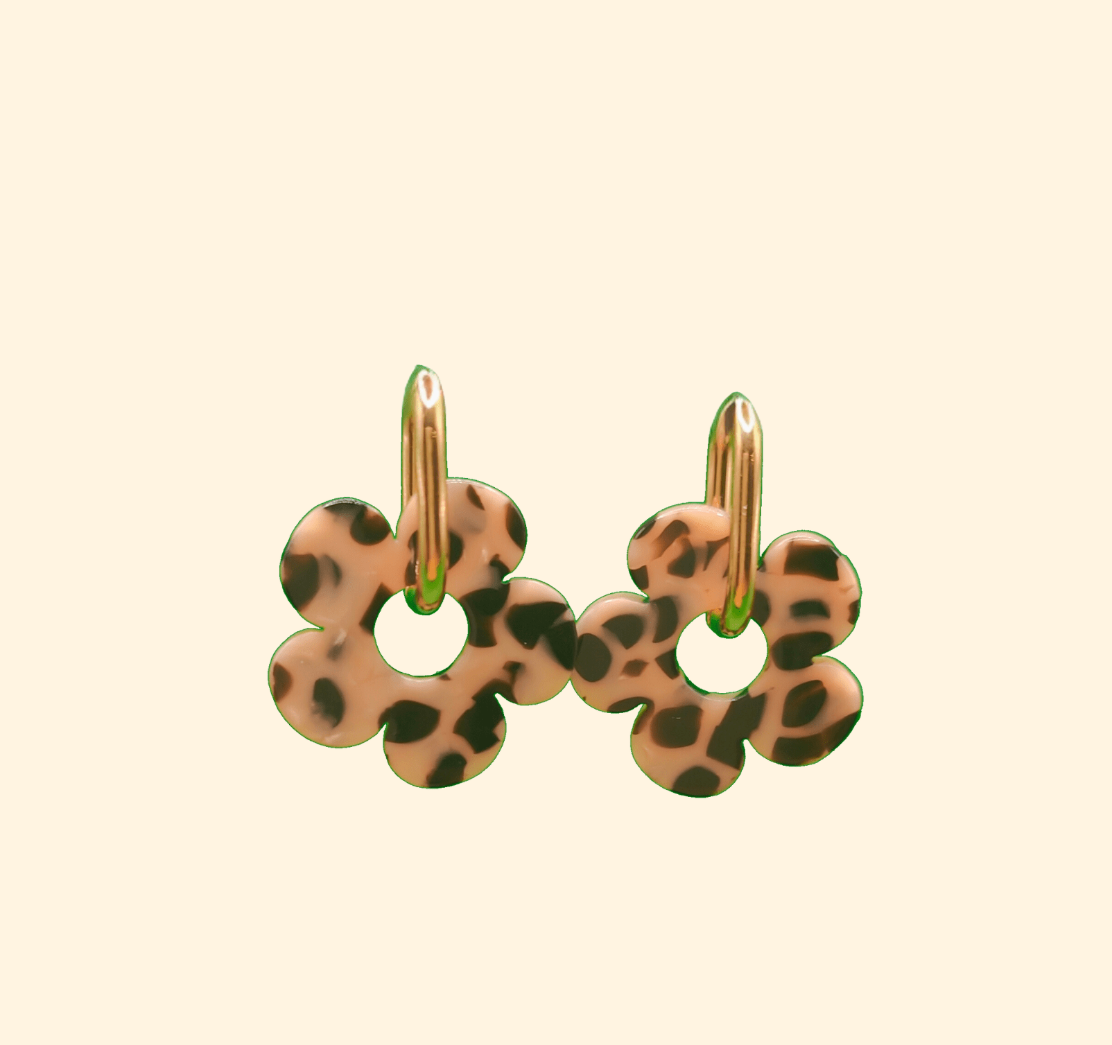 Boucle d'oreille acier inoxydable Justine - acier inoxydable  Parfaite pour toute occasion, la Boucle d'oreille acier inoxydable Justine apportera une touche d'élégance à n'importe quelle tenue. Fabriquée en acier doré, elle comporte une boucle losange et une belle fleur délicate, ajoutant une touche de féminité et de sophistication à votre look.