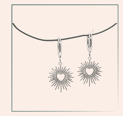 Boucle d'oreille acier inoxydable Lauriane - acier inoxydable  La Boucle d'oreille acier inoxydable Lauriane est un magnifique accessoire pendante en forme de coeur à 10 euros. Raffinée et élégante, elle ajoutera une touche de style à toutes vos tenues. Le matériau durable et hypoallergénique garantit un confort tout au long de la journée. Parfait pour un look chic et intemporel.