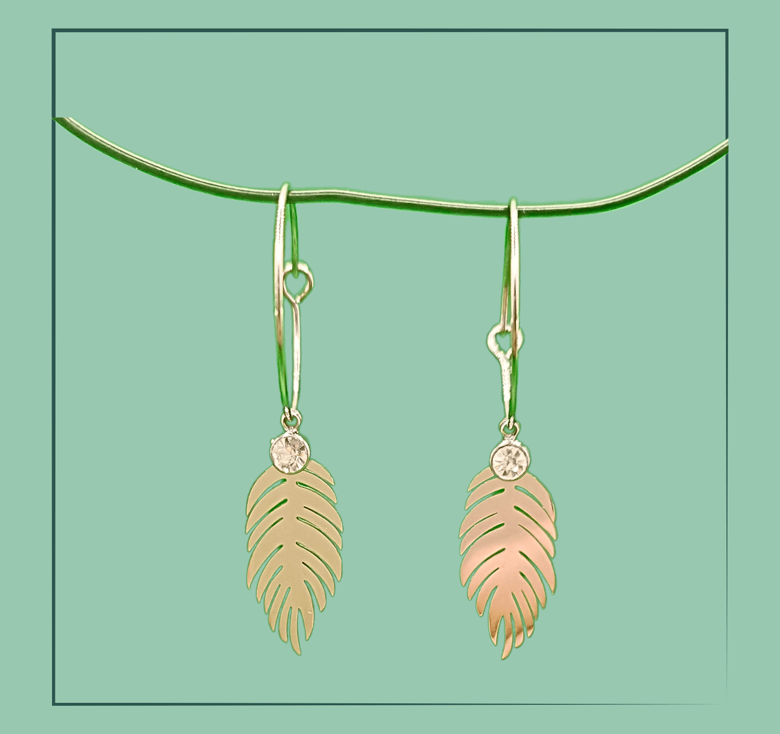 Boucle d'oreille acier inoxydable plume - acier inoxydable  Fabriquée en acier inoxydable de qualité, cette boucle d'oreille plume élégante est dotée d'un magnifique strass blanc pour un look glamour. Légère et confortable, elle ajoutera une touche de sophistication à toutes vos tenues. Faites-vous plaisir avec cette pièce intemporelle et de qualité.