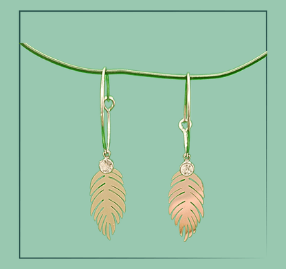 Boucle d'oreille acier inoxydable plume - acier inoxydable  Fabriquée en acier inoxydable de qualité, cette boucle d'oreille plume élégante est dotée d'un magnifique strass blanc pour un look glamour. Légère et confortable, elle ajoutera une touche de sophistication à toutes vos tenues. Faites-vous plaisir avec cette pièce intemporelle et de qualité.