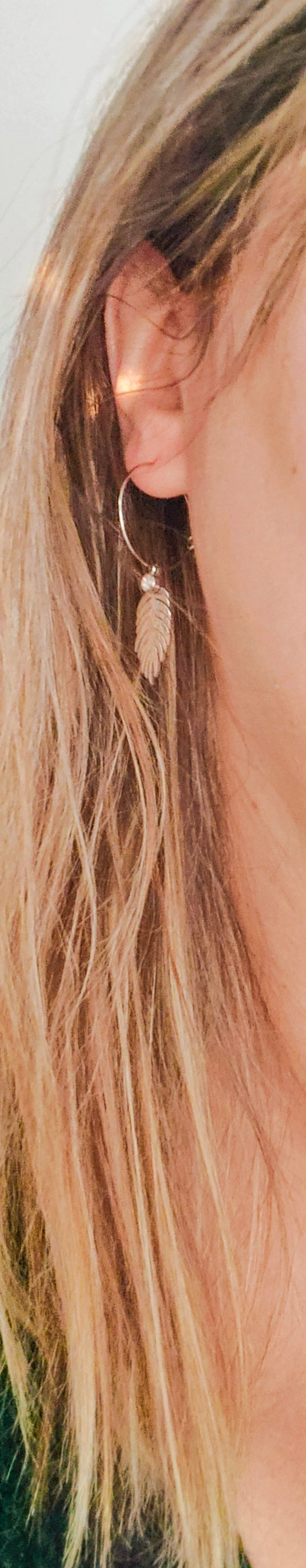 Boucle d'oreille acier inoxydable plume - acier inoxydable  Fabriquée en acier inoxydable de qualité, cette boucle d'oreille plume élégante est dotée d'un magnifique strass blanc pour un look glamour. Légère et confortable, elle ajoutera une touche de sophistication à toutes vos tenues. Faites-vous plaisir avec cette pièce intemporelle et de qualité.