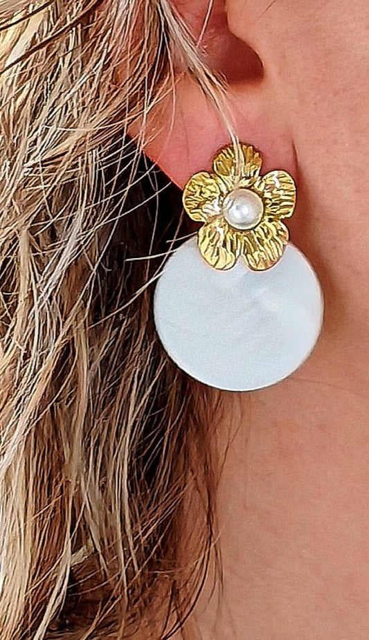 Boucle d'oreille acier inoxydable Marylène - acier inoxydable  Boucles d'oreilles pendantes en acier inoxydable, avec un design fleuri élégant. Grâce à leurs crochets anti-allergiques, elles offrent confort et style, idéales pour les peaux sensibles