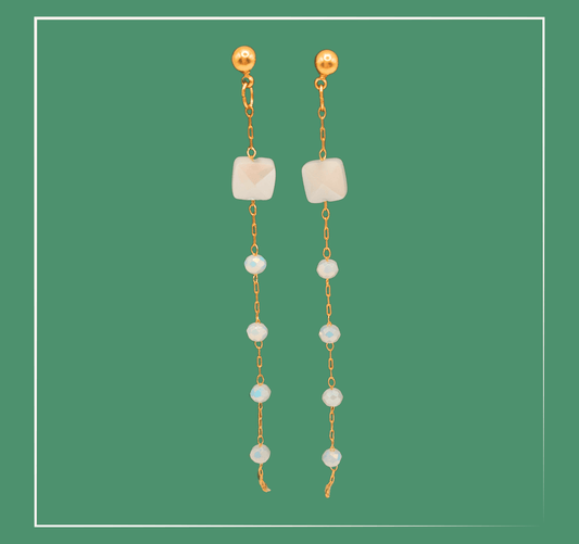 Boucle d'oreille acier inoxydable Cristal - acier inoxydable  Ajoutez une touche élégante et sophistiquée à votre look avec nos boucles d'oreilles en acier inoxydable . Avec des perles carrées blanches en acier inoxydable, ces boucles d'oreilles en acier apportent un éclat subtil qui complet n'importe quelle tenue. Fabriquées avec des matériaux de qualité, ces boucles d'oreille sont durables et résistantes à la corrosion.