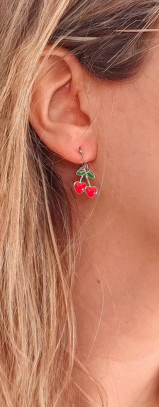 🍒 Un brin rétro, une touche pop, un bijou qui pétille

Des boucles d'oreilles qui ne passent pas inaperçues – fraîches, fruitées, féminines.

Ces boucles d'oreilles cerise pendantes sont la définition même du bijou ludique et stylé. Inspirées des années 60 avec une touche contemporaine, elles arborent deux jolies cerises rouges émaillées suspendues à de fines tiges dorées en acier inoxydable . Ultra légères et confortables, elles oscillent délicatement à chaque mouvement, ajoutant une note gourmande, audac