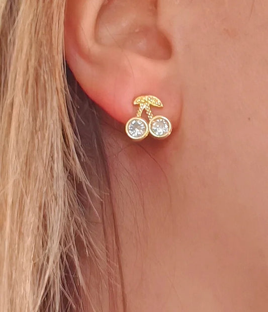 Apportez une touche de fraîcheur et de gourmandise à votre style avec ces boucles d'oreilles cerises en acier inoxydable non pendantes. Ces petites merveilles évoquent la douceur des beaux jours et l'esprit espiègle de l'été, parfaites pour égayer votre quotidien avec une note colorée et pleine de charme. Leur design compact et délicat, allié à la qualité inoxydable, garantit une tenue impeccable et un éclat durable. Ces boucles d'oreilles sont également hypoallergéniques , idéales pour les peaux sensibles 