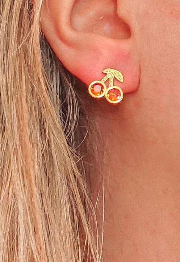 Apportez une touche de fraîcheur et de gourmandise à votre style avec ces boucles d'oreilles cerises en acier inoxydable non pendantes. Ces petites merveilles évoquent la douceur des beaux jours et l'esprit espiègle de l'été, parfaites pour égayer votre quotidien avec une note colorée et pleine de charme. Leur design compact et délicat, allié à la qualité inoxydable, garantit une tenue impeccable et un éclat durable. Ces boucles d'oreilles sont également hypoallergéniques , idéales pour les peaux sensibles 