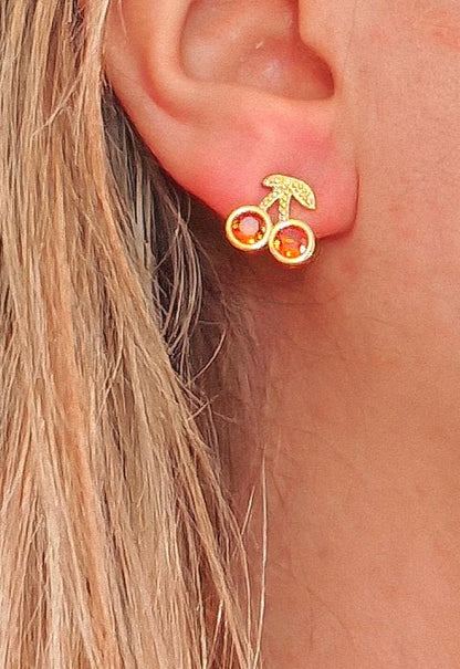 Apportez une touche de fraîcheur et de gourmandise à votre style avec ces boucles d'oreilles cerises en acier inoxydable non pendantes. Ces petites merveilles évoquent la douceur des beaux jours et l'esprit espiègle de l'été, parfaites pour égayer votre quotidien avec une note colorée et pleine de charme. Leur design compact et délicat, allié à la qualité inoxydable, garantit une tenue impeccable et un éclat durable. Ces boucles d'oreilles sont également hypoallergéniques , idéales pour les peaux sensibles 