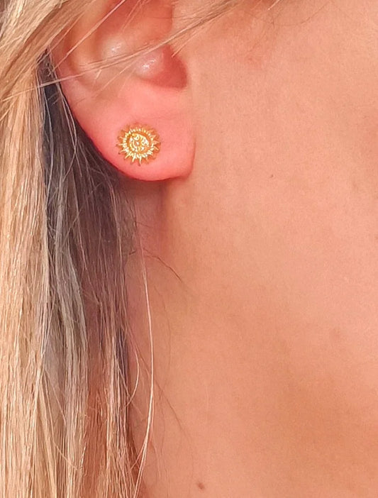 🌼 Fraîches, douces, lumineuses

Un souffle de nature et de légèreté à fleur d'oreille.

Ces boucles d'oreilles marguerite sont l'incarnation parfaite de la simplicité florale et de la tendresse. Avec leur design délicat en forme de fleur, elles ajoutent une touche de fraîcheur et de poésie à votre look. Fabriquées en acier inoxydable , elles sont pensées pour durer : imperméables, hypoallergéniques et sans entretien , elles vous accompagnent au quotidien avec élégance et douceur.